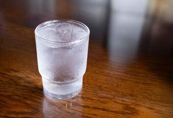 氷の入ったグラス, 落ち着いた雰囲気の飲食店