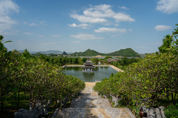 Fototapeta premium 池に浮かぶ社殿 仏教寺院、