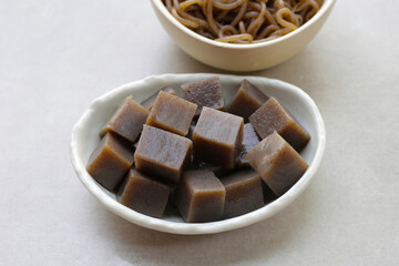 Konjac yam cake mixed with seaweed