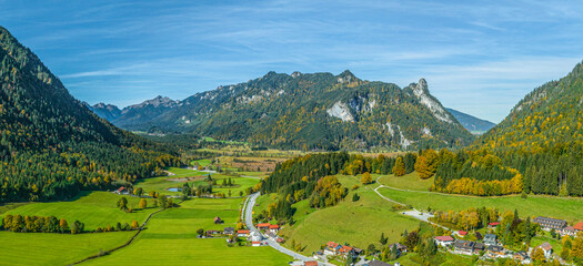 Herbstlicher Ausblick auf den Ettaler Sattel im Naturpark Ammergauer Alpen in Oberbayern