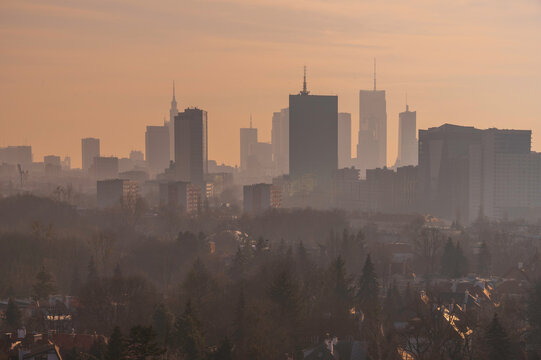 Panorama, widok w stronę centrum Warszawy Żoliborza Oficerskiego z drona. 