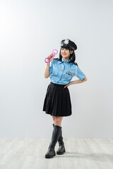 警察官のコスプレをした女性