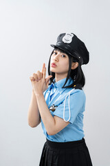 警察官のコスプレをした女性