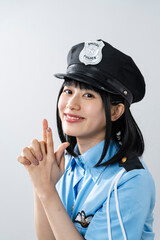 警察官のコスプレをした女性