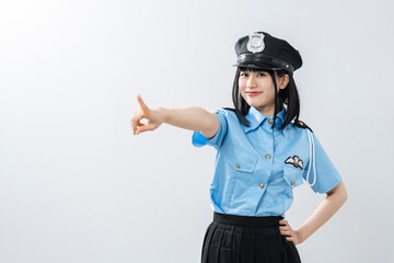 警察官のコスプレをした女性