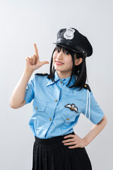 警察官のコスプレをした女性