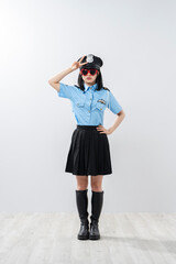 警察官のコスプレをした女性