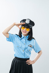 警察官のコスプレをした女性