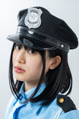 警察官のコスプレをした女性