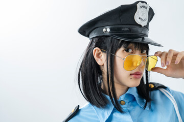 警察官のコスプレをした女性