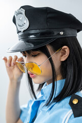 ポリスのコスプレをした女性