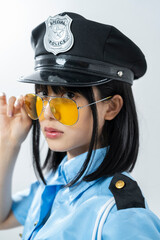 ポリスのコスプレをした女性