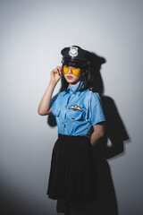 ポリスのコスプレをした女性