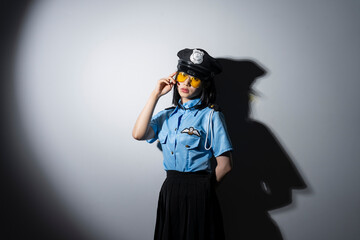 ポリスのコスプレをした女性