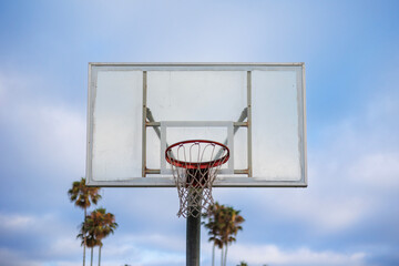 Naklejka premium Close-Up of Outdoor Basketball Hoop in California Park.