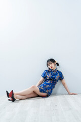 チャイナドレスの女性