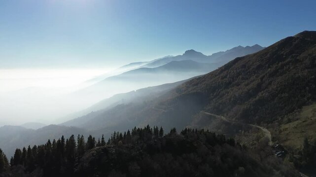Vida natural captada por un drone gracias a un nomada digital que vive la aventura de capturar paisajes de oto&ntilde;o e invierno. Videos cinematrograficos de monta&ntilde;as con nubes, hojas de oto&ntilde;o y reflejos.