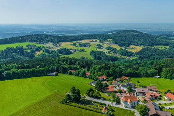 Fototapeta premium Die Ortschaft Greising bei Deggendorf im Vorderen Bayerischen Wald im Luftbild