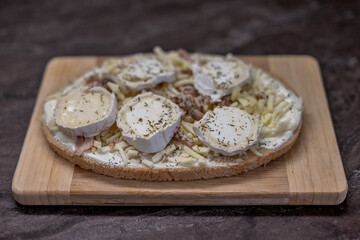 Un plat de nourriture bruschetta poulet miel 