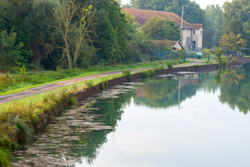 Fototapeta premium Conde-sur-Marne, widok na rzekę Marne. Jesień w regionie winiarskim Szampanii w pobliżu Epernay, Francja. Podróżowanie po Szampanii, Grand Est.