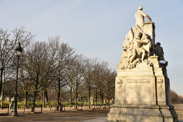 Obraz premium Allée d'arbres au jardin des Tuileries à Paris en hiver. France