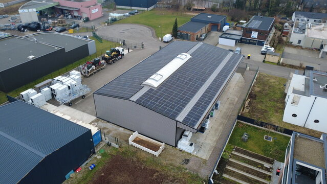 panneaux photovolta&iuml;ques sur batiment - entrep&ocirc;t de stockage - vue arienne