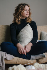 Obraz premium A contemplative woman sits on a cushion in a cozy, peaceful interior, embracing mindfulness