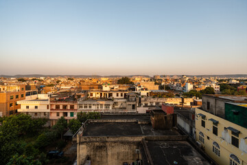 Fototapeta premium Ausblick über die Stadt Jaipur in Indien bei Sonnenuntergang 
