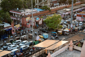 Blick vom Hausdach auf einen traditionellen typischen Marktplatz in Jaipur in Indien
