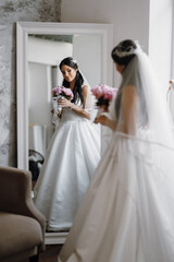 Naklejka premium brunette bride in a tight wedding dress in a studio