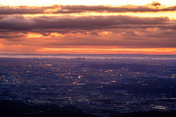 ダイナミックな空模様の都市朝景色