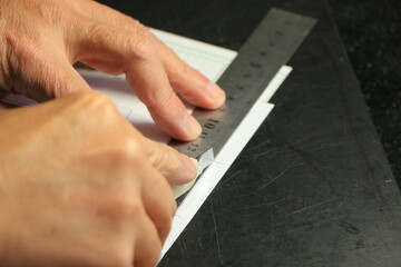 カッターで紙の裁断