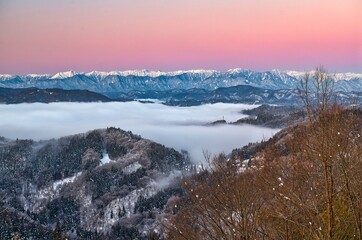 神秘的に染まった空と冬の北アルプス