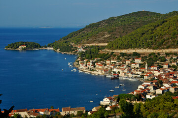 Fototapeta premium Croazia - Isola di Vis: Vista della baia di Vis - il borgo di Kut