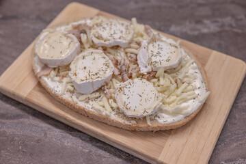 Un plat de nourriture bruschetta poulet miel 