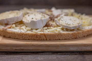 Un plat de nourriture bruschetta poulet miel 