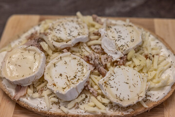 Un plat de nourriture bruschetta poulet miel 