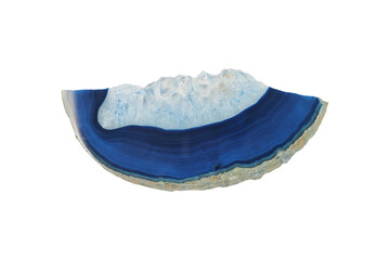 vista macro frontale di un pezzo di minerale di agata blu tagliato e lavorato e scontornato su sfondo trasparente