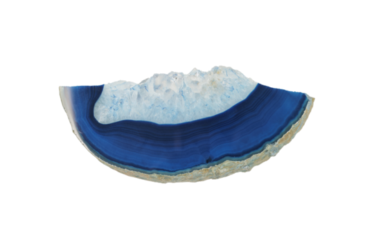 vista macro frontale di un pezzo di minerale di agata blu tagliato e lavorato e scontornato su sfondo trasparente