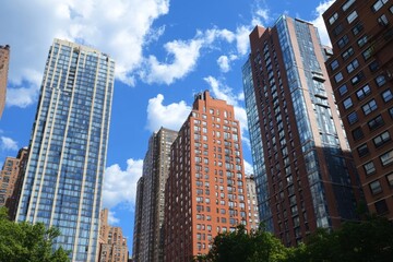 Obraz premium Photo de buildings en contre-plong?e, immeubles modernes en regardant vers le ciel, quartier d'affaires, business district ? New York, Generative AI