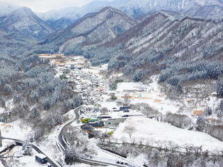 冬の山寺の見事な冬景色と鉄道
