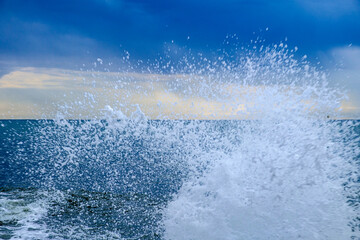 Pozzuoli (Na): onde sulla scogliera