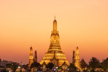 Naklejka premium Wat Arun Ratchawararam Ratchawaramahawihan or Wat Arun (Temple of Dawn) is a Buddhist temple along the Chao Phraya river at twilight in Bangkok, Thailand.