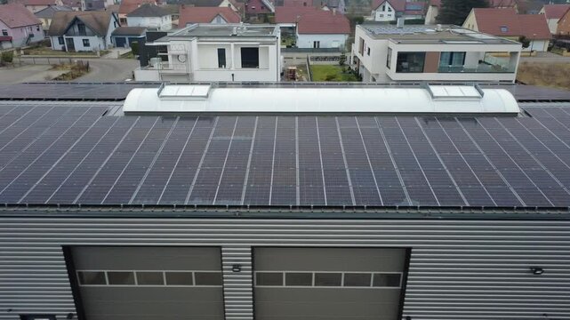 panneaux photovolta&iuml;ques sur batiment - entrep&ocirc;t de stockage - vue arienne