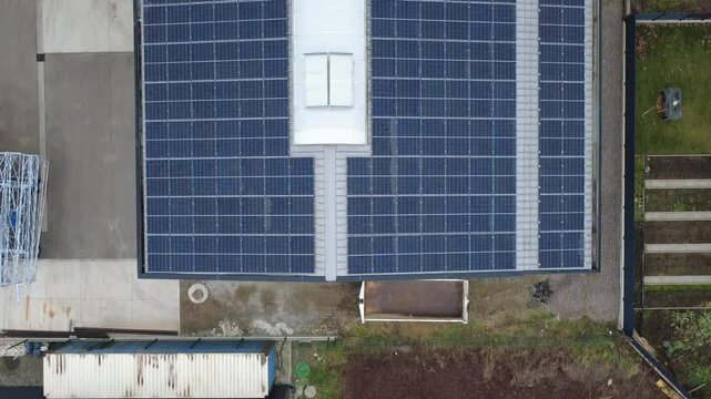 panneaux photovolta&iuml;ques sur batiment - entrep&ocirc;t de stockage - vue arienne