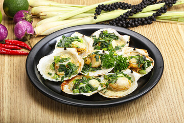 Grilled scallops with green onion