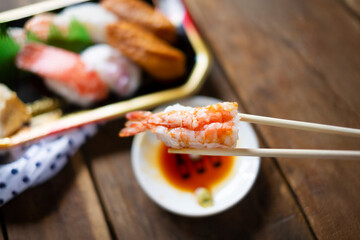 スーパーのお寿司_エビを食べ