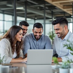 Cinco ejecutivos hispanos, hombres y mujeres, trabajando juntos en una computadora portátil en una oficina. Todos están sonriendo.