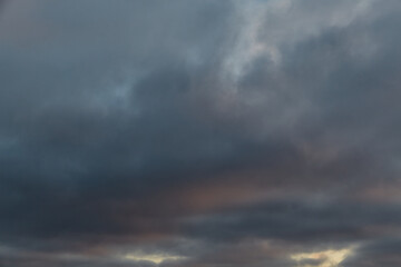 Obraz premium A cloudy landscape with a blurred focus, adding depth to the image.