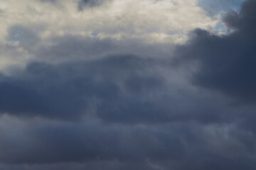 Obraz premium Gray clouds seem to blanket the sky, awaiting rain.